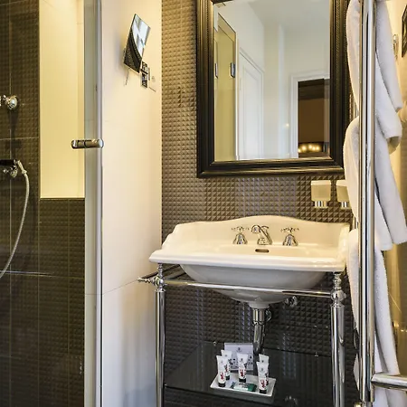 Отель Les Dames Du Pantheon 4*